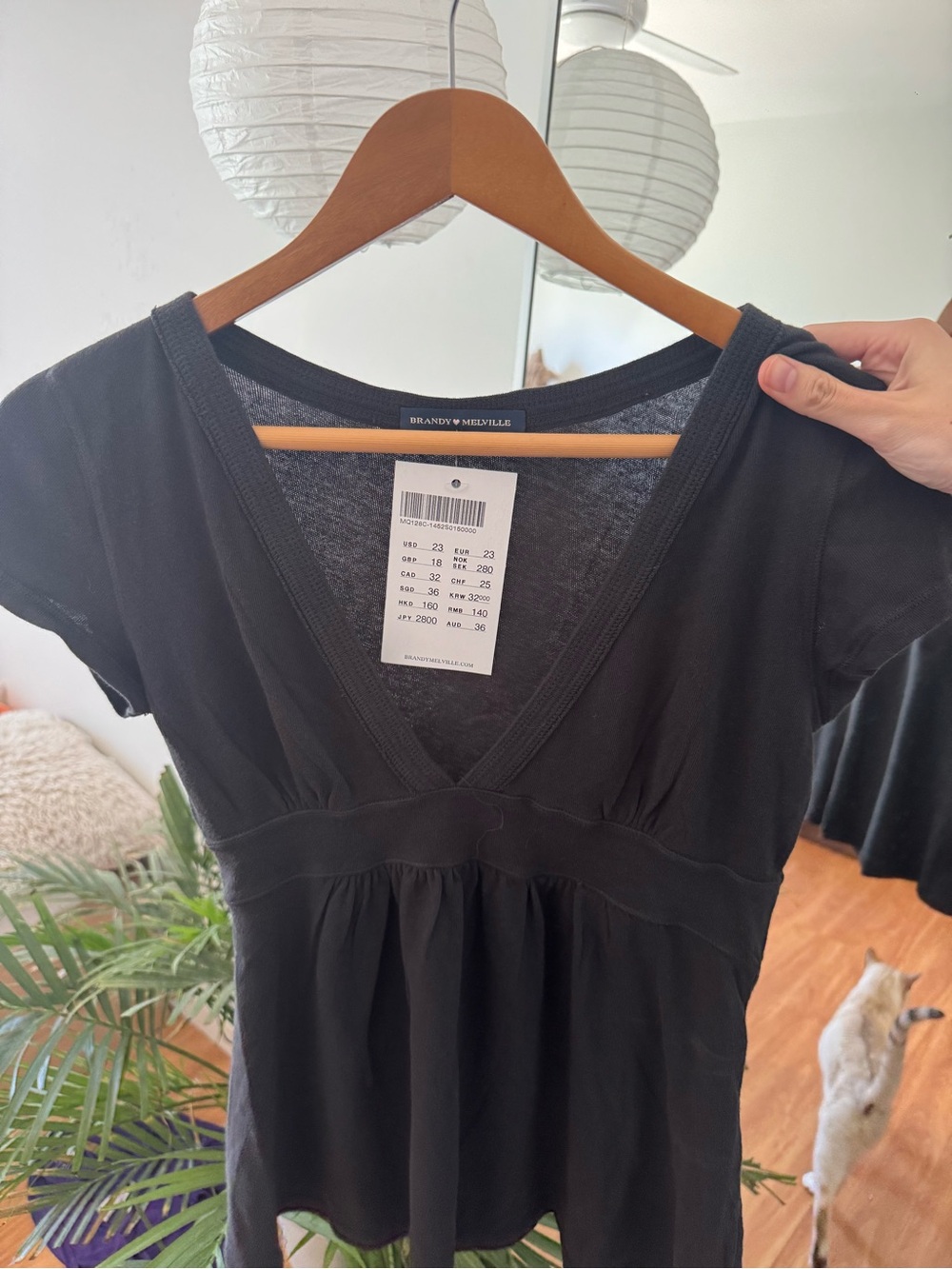 Brandy Melville | Naia Top - Picture 2 of 2
